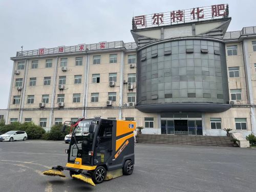 銘創(chuàng)C200全封閉式道路清掃車服務于宣城市某化肥工廠.jpg