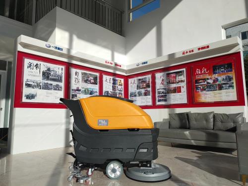 南博M55手推式洗地機(jī)服務(wù)于某汽車(chē)工廠(chǎng)