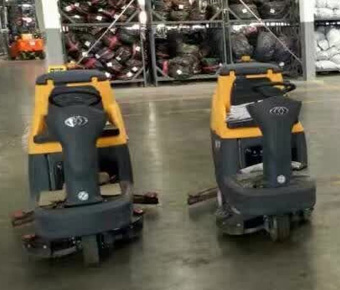 銘創(chuàng)M70駕駛式洗地車服務(wù)于輪胎生產(chǎn)車間