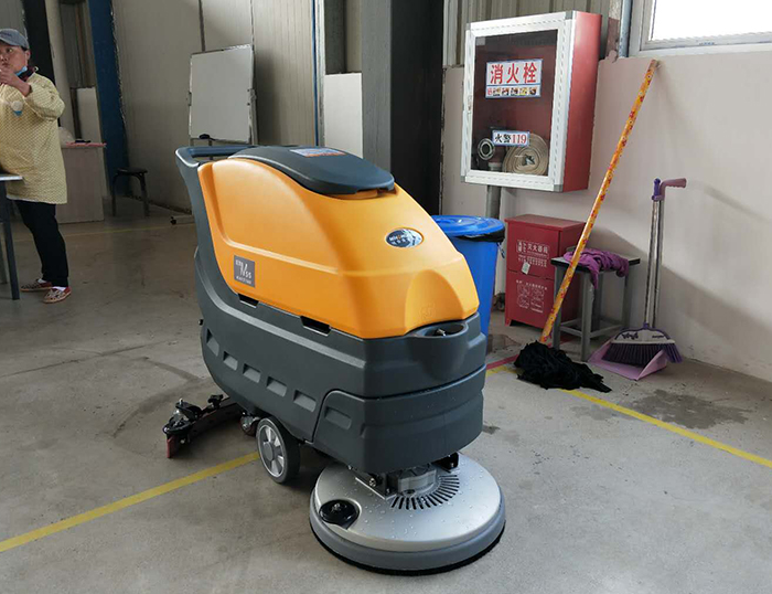 銘創(chuàng)M55手推式洗地機(jī)服務(wù)于倉(cāng)庫(kù)