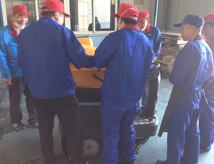 銘創(chuàng)M70駕駛式洗地機服務(wù)于倉庫