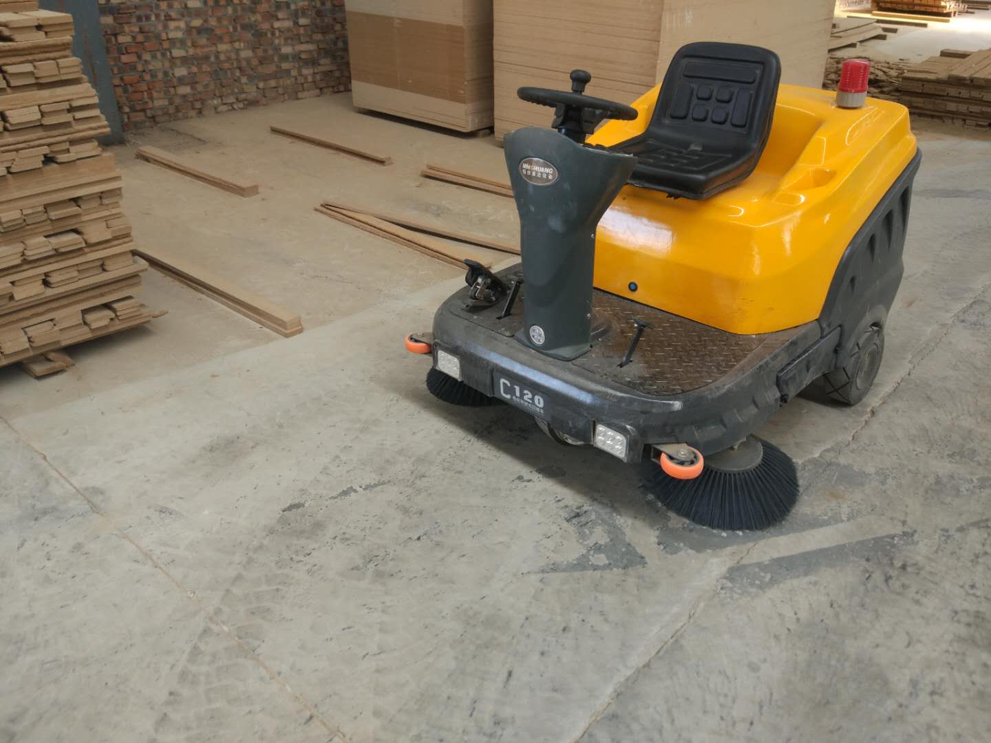 銘創(chuàng)C120電動(dòng)駕駛式掃地車(chē)服務(wù)于倉(cāng)庫(kù)