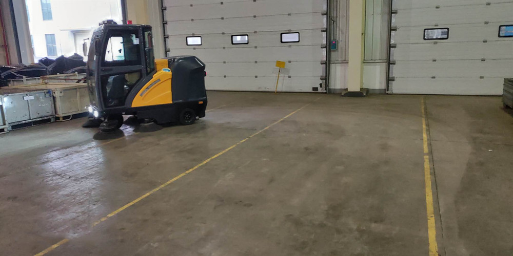 銘創(chuàng)C190電動(dòng)全封閉駕駛式掃地車(chē)服務(wù)于倉(cāng)庫(kù)
