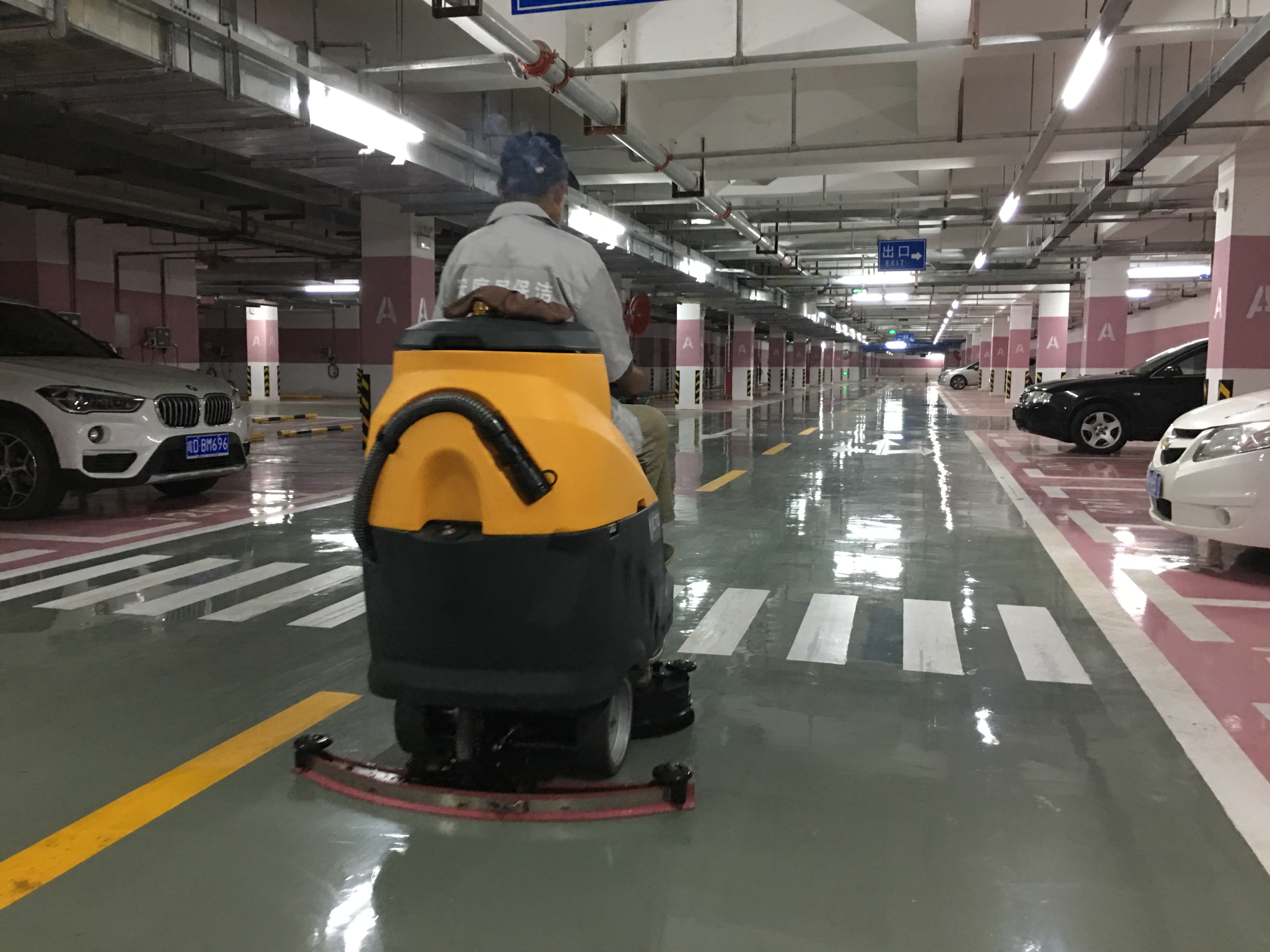 Minchuang M70 fully automatic driving type washing machine service in the underground garage