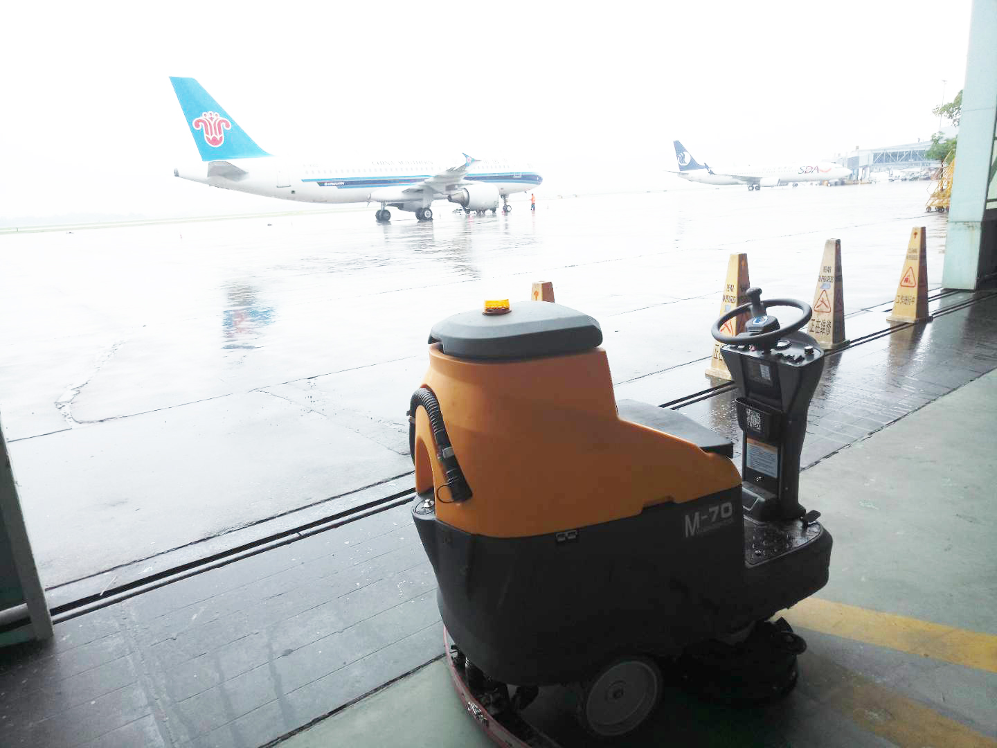 M70 fully automatic ground washing machine is used in the airport