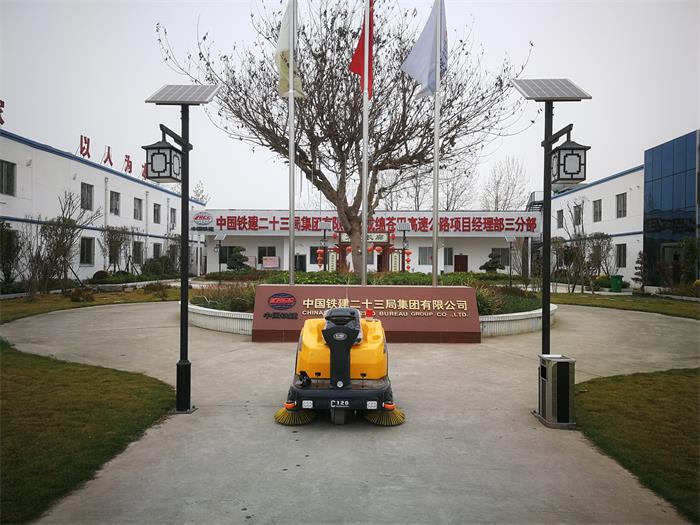 銘創(chuàng)C120駕駛式掃地車服務(wù)于中鐵二十三局