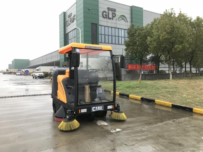銘創(chuàng)C180半封閉式掃地車(chē)服務(wù)于普洛斯物流園