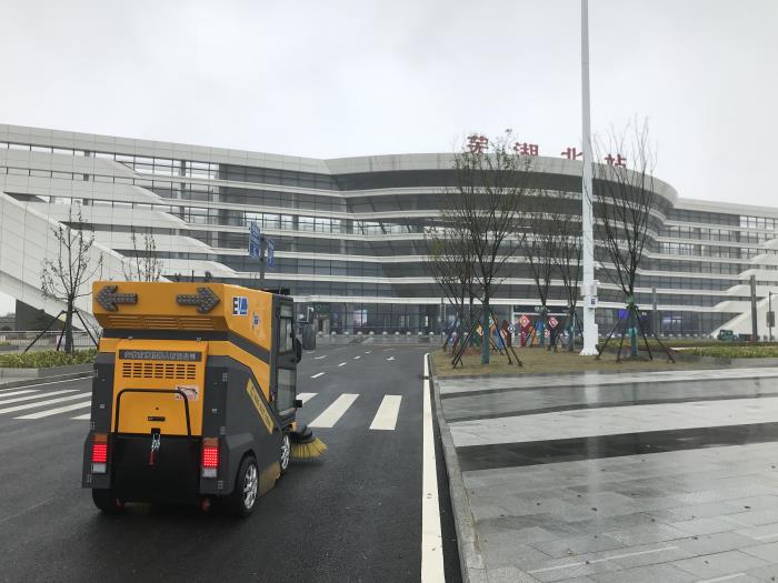 銘創(chuàng)C200全封閉式道路清掃車服務(wù)于車站