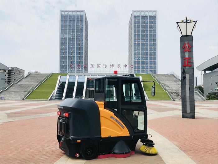 銘創(chuàng)C190全封閉式道路清掃車服務(wù)于商業(yè)廣場