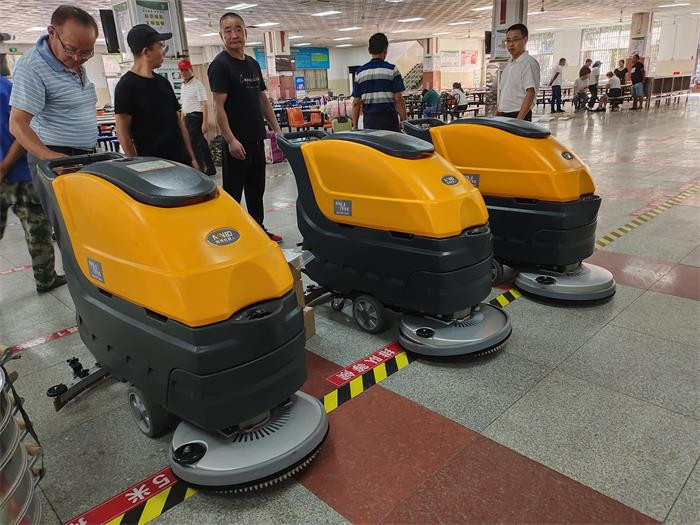 銘創(chuàng)M55手推式洗地機(jī)服務(wù)于食堂
