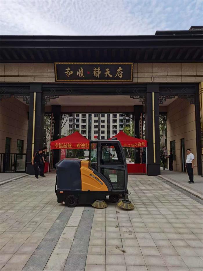 銘創(chuàng)C190全封閉式掃地車服務(wù)于小區(qū)物業(yè)