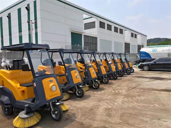 銘創(chuàng)C170半封閉式道路清掃車服務(wù)于南京環(huán)衛(wèi)