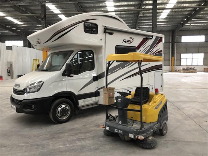 銘創(chuàng)C120駕駛式掃地車(chē)服務(wù)于倉(cāng)庫(kù)