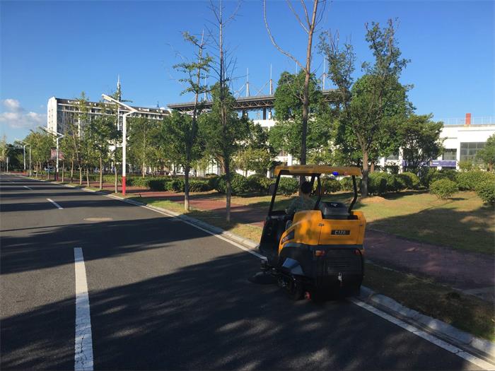 銘創(chuàng)C170半封閉式道路清掃車服務(wù)于合肥某高校 銘創(chuàng)C170半封閉式道路清掃車服務(wù)于合肥某高校