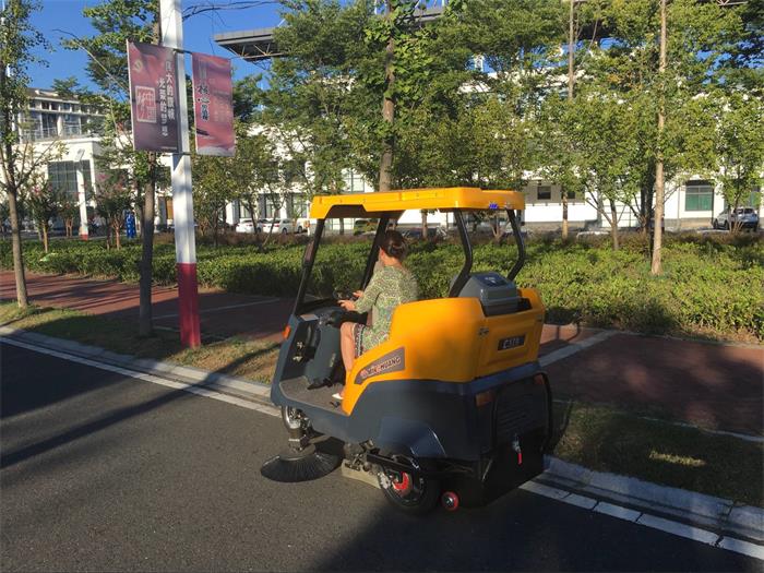 銘創(chuàng)C170半封閉式道路清掃車服務(wù)于合肥某高校 銘創(chuàng)C170半封閉式道路清掃車服務(wù)于合肥某高校