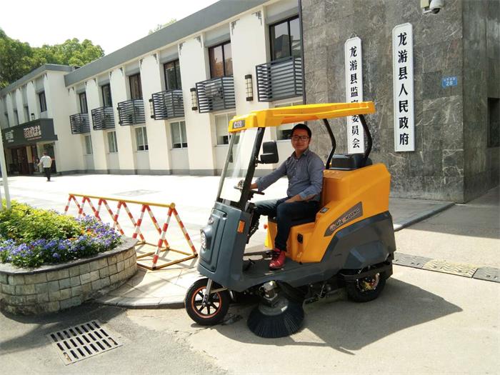 銘創(chuàng)C170半封閉式道路清掃車服務(wù)于政府機(jī)關(guān) 銘創(chuàng)C170半封閉式道路清掃車服務(wù)于政府機(jī)關(guān)