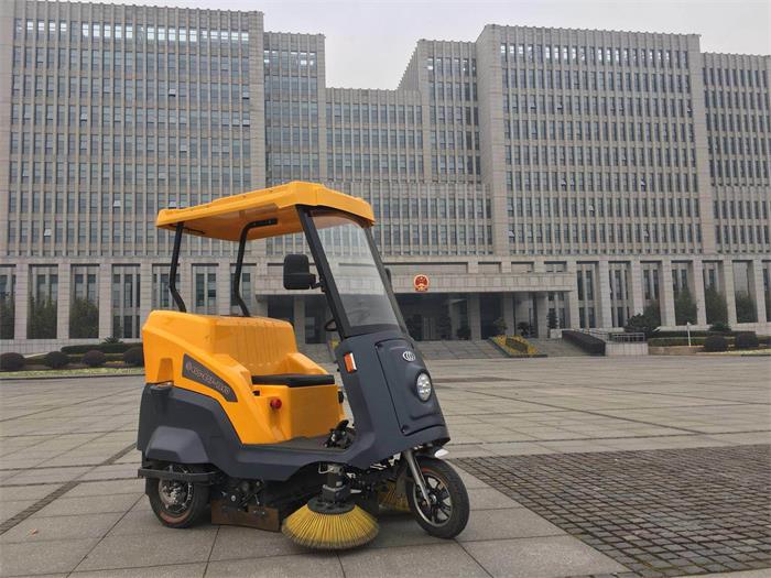 銘創(chuàng)C170半封閉式道路清掃車服務(wù)于蕪湖某機(jī)關(guān)單位