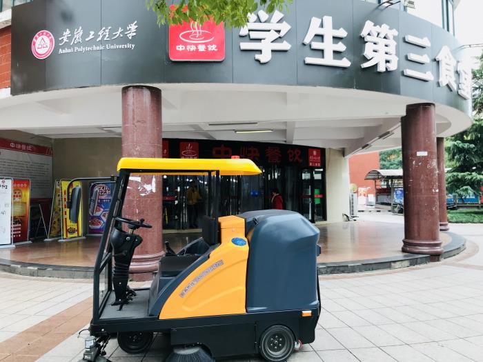 銘創(chuàng)C180半封閉式掃地車服務(wù)于蕪湖某高校 銘創(chuàng)C180半封閉式掃地車服務(wù)于蕪湖某高校