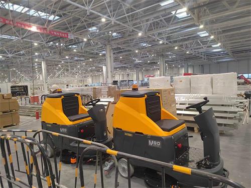 南博M90駕駛式洗地機(jī)服務(wù)于蕪湖某工廠(chǎng)車(chē)間