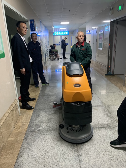 南博M55手推式洗地機(jī)服務(wù)于威海某醫(yī)院